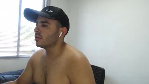 Snapshot of thiagohot_xx chatting on October 29, 2025, 8:10 pm Thiago online show from October 29, 2025, 8:10 pm