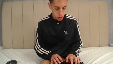 Snapshot of thiagos19 chatting on December 15, 2024, 12:07 am Thiago online show from December 15, 2024, 12:07 am