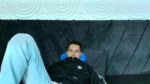 Snapshot of thiagos19 chatting on December 17, 2024, 12:11 pm Thiago online show from December 17, 2024, 12:11 pm