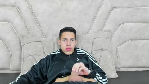 Snapshot of thiagos19 chatting on December 21, 2024, 10:19 pm Thiago online show from December 21, 2024, 10:19 pm