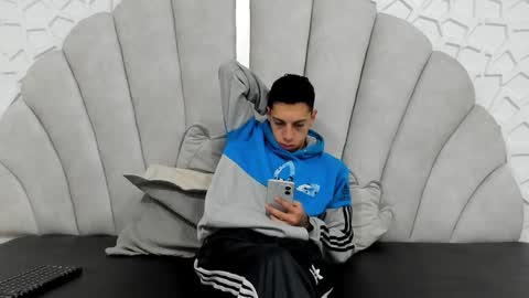 Snapshot of thiagos19 chatting on February 6, 2025, 12:59 pm Thiago online show from February 6, 2025, 12:59 pm