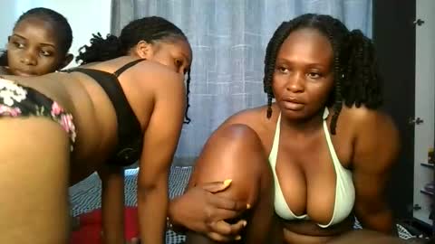 Snapshot of thicky_rue chatting on April 23, 2026, 12:29 pm Rue online show from April 23, 2026, 12:29 pm