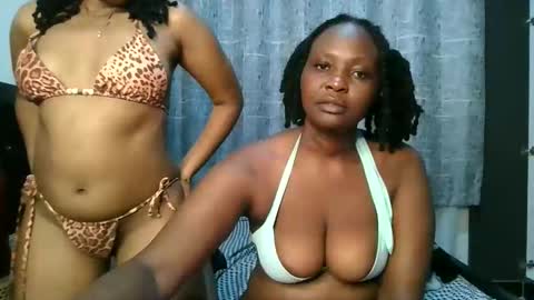 Snapshot of thicky_rue chatting on April 24, 2026, 12:35 am Rue online show from April 24, 2026, 12:35 am
