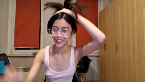 Snapshot of thifa2x chatting on December 17, 2025, 7:42 pm thifa2x online show from December 17, 2025, 7:42 pm