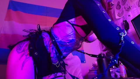 Snapshot of thighsnacks chatting on February 5, 2025, 3:45 am snacks online show from February 5, 2025, 3:45 am