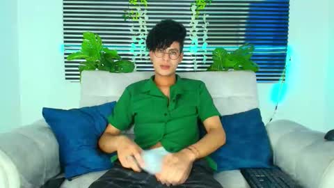 Snapshot of thiiagosaeenz chatting on February 5, 2026, 4:22 pm Thiago Saenzz online show from February 5, 2026, 4:22 pm