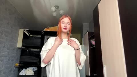 Snapshot of thimbleteasex chatting on May 1, 2026, 9:25 am Emma online show from May 1, 2026, 9:25 am