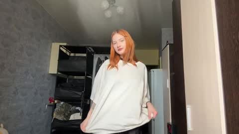 Snapshot of thimbleteasex chatting on May 5, 2026, 8:44 am Emma online show from May 5, 2026, 8:44 am