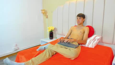 thomas_dikey online show from April 7, 2026, 7:25 pm