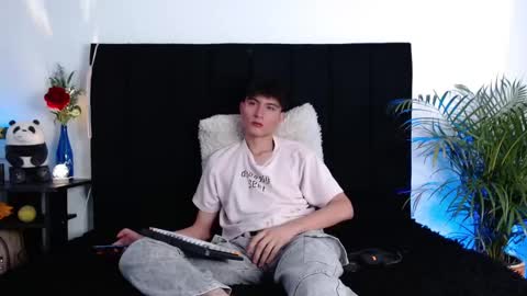 Snapshot of thomasbennett_ chatting on October 25, 2025, 12:45 pm thomasbennett  online show from October 25, 2025, 12:45 pm
