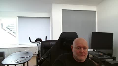 thomash32 online show from October 16, 2025, 7:31 am