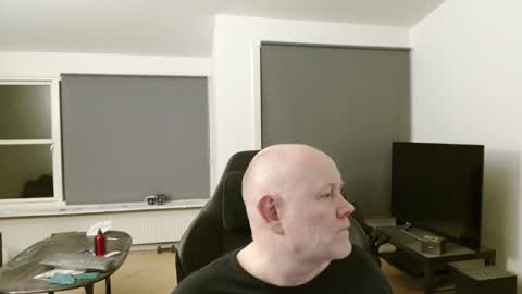 thomash32 online show from November 3, 2025, 10:21 pm