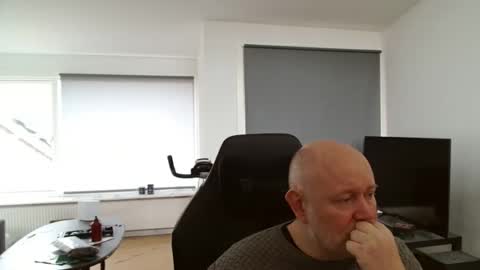 thomash32 online show from November 10, 2025, 10:14 am