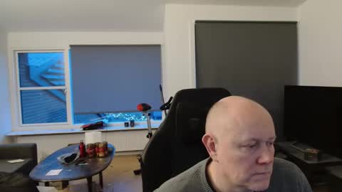 thomash32 online show from December 22, 2025, 2:58 pm