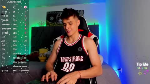 Snapshot of thomklein chatting on January 8, 2025, 7:03 pm Thom Klein online show from January 8, 2025, 7:03 pm