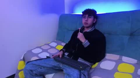  thommy comp online show from March 9, 2025, 3:22 am