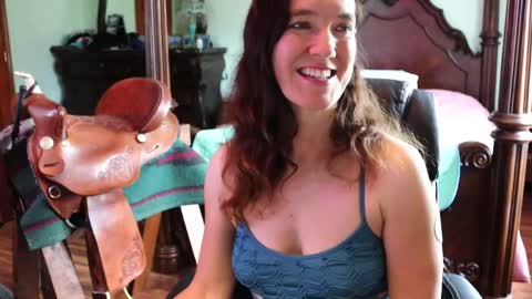 Snapshot of thornbury_rose chatting on April 19, 2026, 7:16 pm ThornburyRose online show from April 19, 2026, 7:16 pm