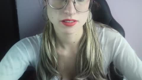 Snapshot of tifanny_a chatting on March 9, 2025, 3:27 pm Tifanny online show from March 9, 2025, 3:27 pm
