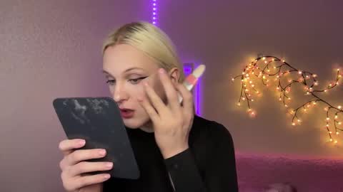 Amira online show from November 18, 2025, 10:20 am