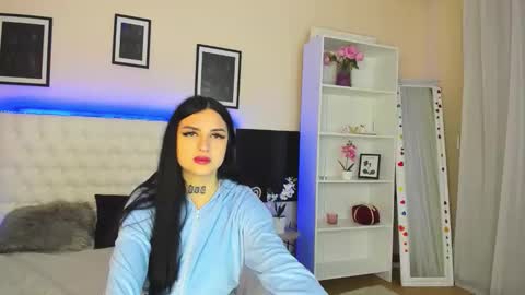 Tiffani online show from March 25, 2026, 1:50 pm