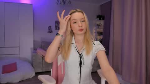 Snapshot of tiffy_fox chatting on December 2, 2025, 3:23 am Tiffany online show from December 2, 2025, 3:23 am