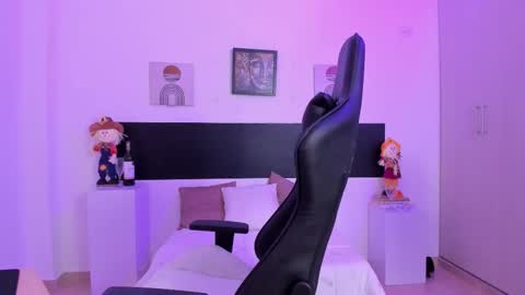 Tiny  online show from November 26, 2025, 12:06 pm