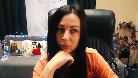 Snapshot of timeparadice chatting on December 17, 2025, 8:53 am Luisa online show from December 17, 2025, 8:53 am