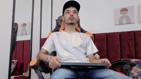 Snapshot of timothe_evans chatting on October 14, 2025, 9:15 pm Evans online show from October 14, 2025, 9:15 pm