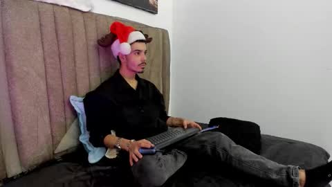 Snapshot of timothe_evans chatting on December 17, 2025, 3:56 am Evans online show from December 17, 2025, 3:56 am