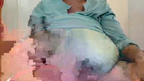 Snapshot of tinagiant chatting on January 29, 2025, 12:35 pm tinagiant online show from January 29, 2025, 12:35 pm