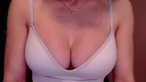 Snapshot of tiny_bb chatting on December 19, 2024, 5:50 pm Lily online show from December 19, 2024, 5:50 pm