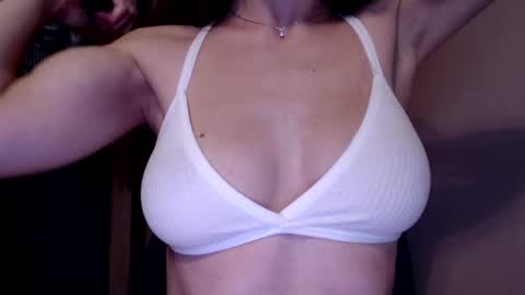 Snapshot of tiny_bb chatting on December 29, 2024, 5:22 pm Lily online show from December 29, 2024, 5:22 pm