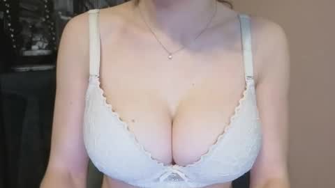 Snapshot of tiny_bb chatting on February 4, 2025, 12:51 am Lily online show from February 4, 2025, 12:51 am