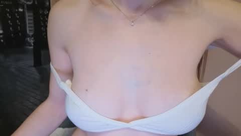 Snapshot of tiny_bb chatting on February 4, 2025, 10:24 pm Lily online show from February 4, 2025, 10:24 pm