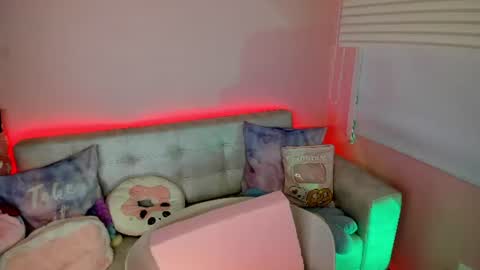 tiny_cora online show from July 9, 2026, 3:38 pm