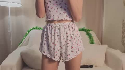 Snapshot of tiny_lilyy chatting on January 12, 2026, 6:02 pm Lily online show from January 12, 2026, 6:02 pm