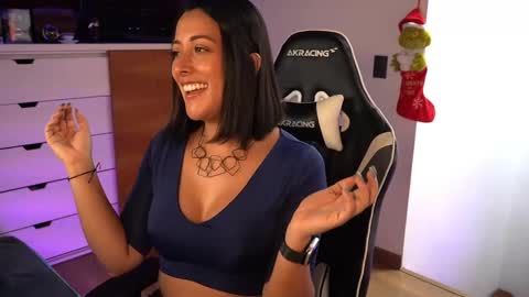 Snapshot of tiny_panther chatting on December 7, 2024, 6:04 pm Ana Molly online show from December 7, 2024, 6:04 pm