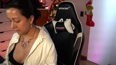 Snapshot of tiny_panther chatting on December 21, 2024, 8:10 pm Ana Molly online show from December 21, 2024, 8:10 pm