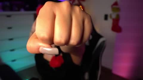 Snapshot of tiny_panther chatting on December 23, 2024, 11:17 pm Ana Molly online show from December 23, 2024, 11:17 pm