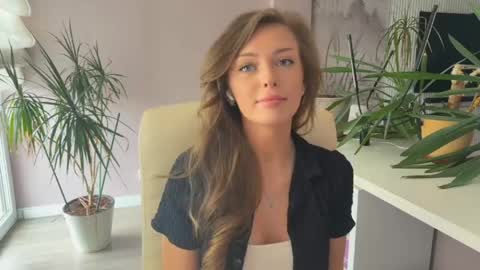Snapshot of tinybliss chatting on May 11, 2026, 12:22 pm Mona online show from May 11, 2026, 12:22 pm