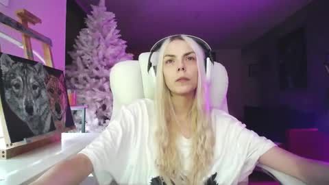 stage Kylie Sinner  brand CLITBAIT online show from November 18, 2025, 10:14 pm