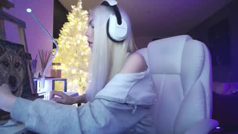 stage Kylie Sinner  brand CLITBAIT online show from December 1, 2025, 2:49 am