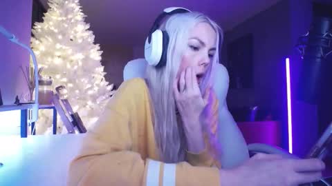 stage Kylie Sinner  brand CLITBAIT online show from February 5, 2026, 9:36 am