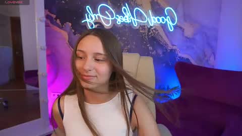 tinynataliee online show from June 19, 2026, 7:06 pm