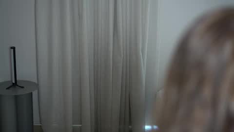 Lili online show from November 9, 2025, 11:52 am