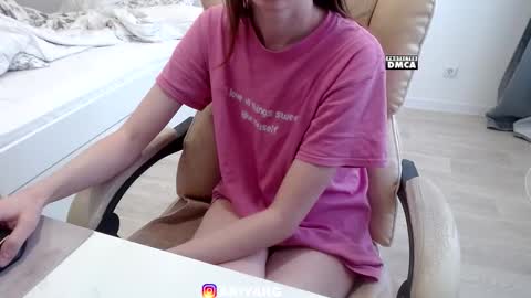 Snapshot of token___ chatting on December 5, 2025, 9:51 am Arina online show from December 5, 2025, 9:51 am