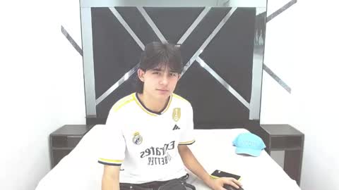 tom_0002 online show from October 31, 2025, 9:27 pm