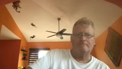 Snapshot of tomascausa chatting on April 28, 2026, 3:28 pm Hola online show from April 28, 2026, 3:28 pm