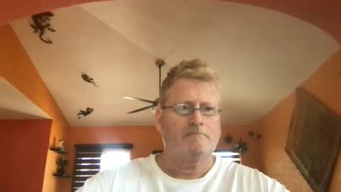 Snapshot of tomascausa chatting on April 30, 2026, 9:41 pm Hola online show from April 30, 2026, 9:41 pm
