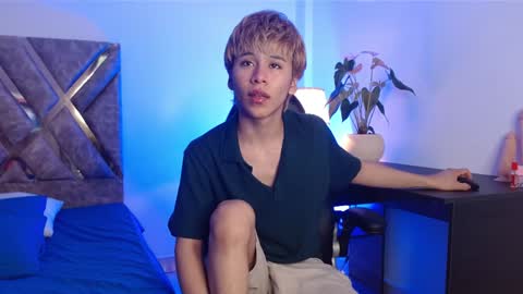 Snapshot of tommyfoxboy chatting on January 19, 2025, 2:17 pm Tommy Foxboy online show from January 19, 2025, 2:17 pm